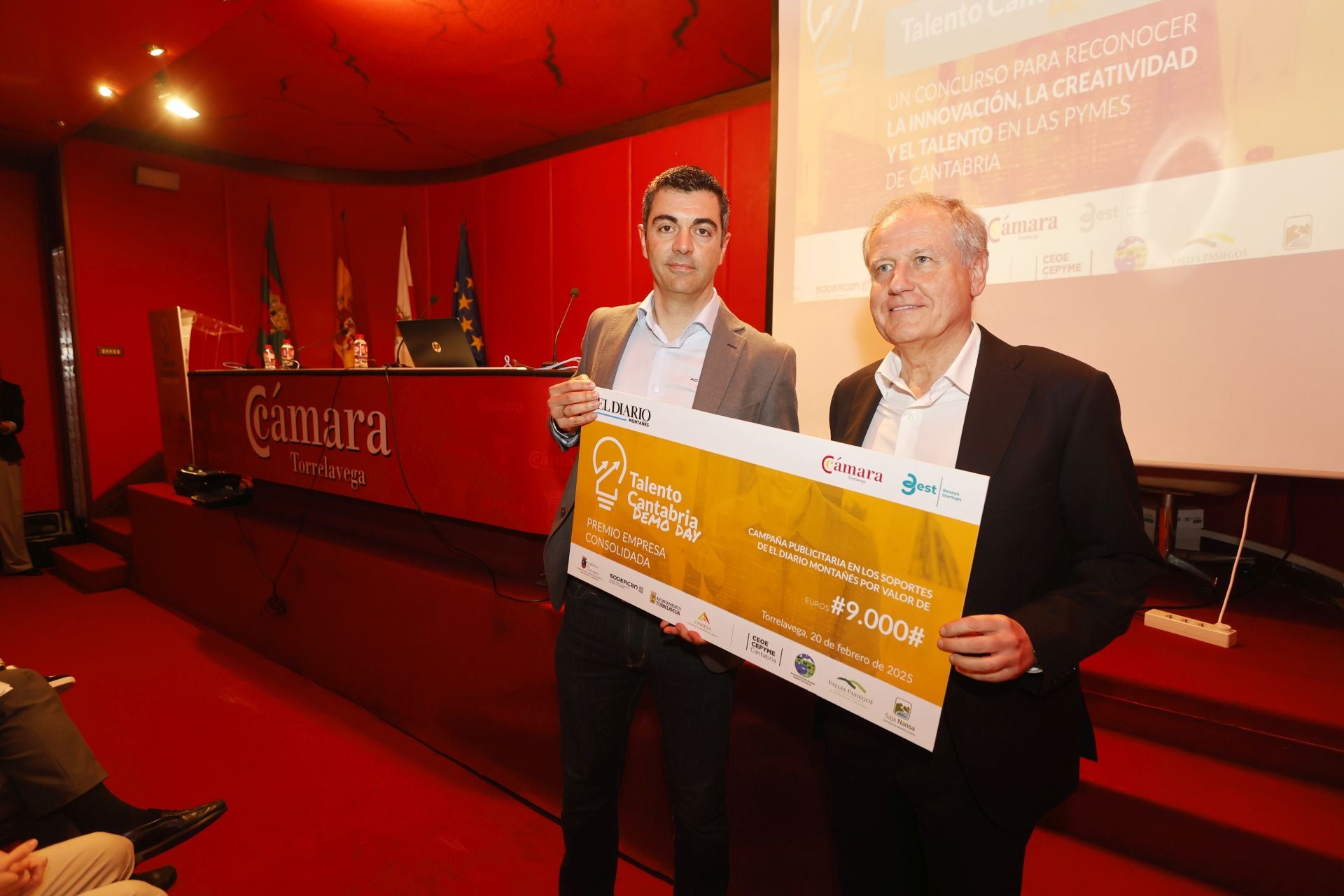 Eduardo Arasti, consejero de Industria y presidente de Sodercan, entrega el premio Talento Cantabria a la empresa consolidada a Manuel Lobeira, CEO de Acorde Technologies