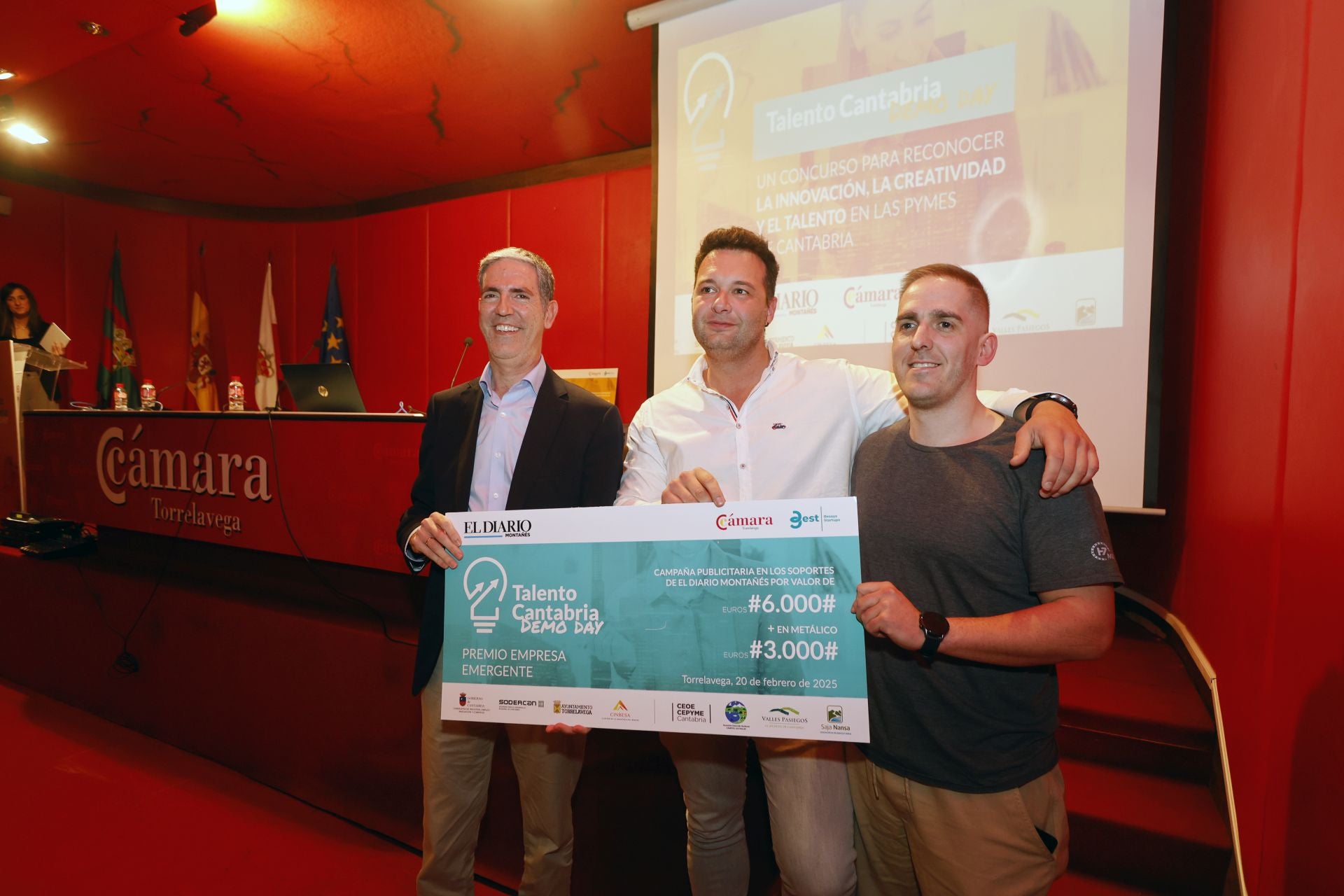 Carlos Augusto, presidente de Cámara Torrelavega, entregó el premio Talento Cantabria a la empresa emergente a Javier Escalada y Jorge Martínez, fundadores de H7Metrology