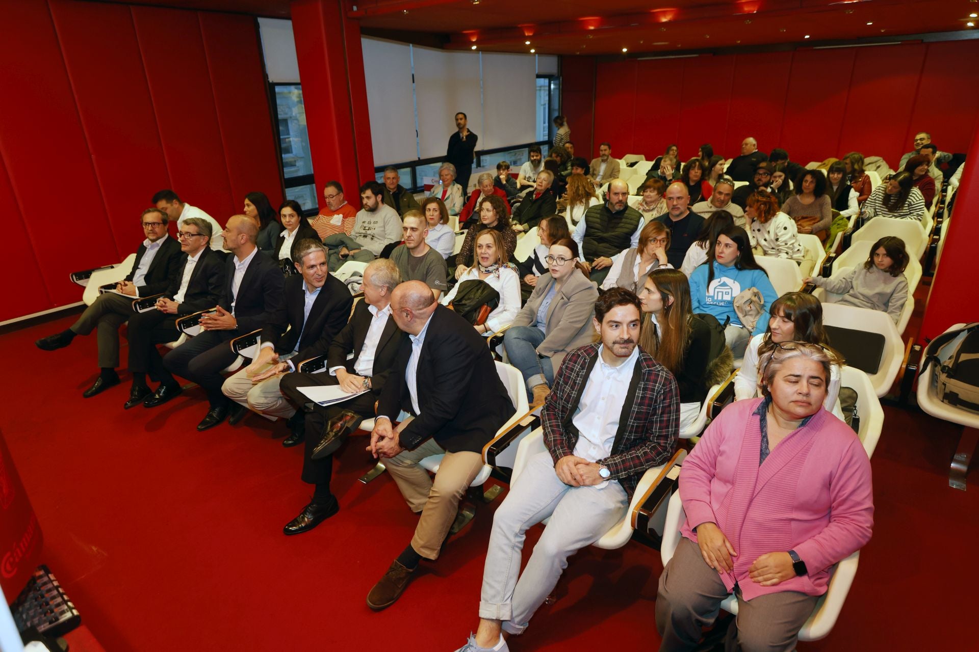 El salón de actos de la Cámara de Comercio de Torrelavega prácticamente se llenó a la hora de las presentaciones de los proyectos