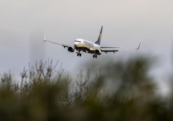 Los vuelos han podido aterrizar en el Seve Ballesteros, pero el fuerte viento ha dejado estampas de aviones tambaleándose antes de tomar tierra, como este de Ryanair a primera hora.