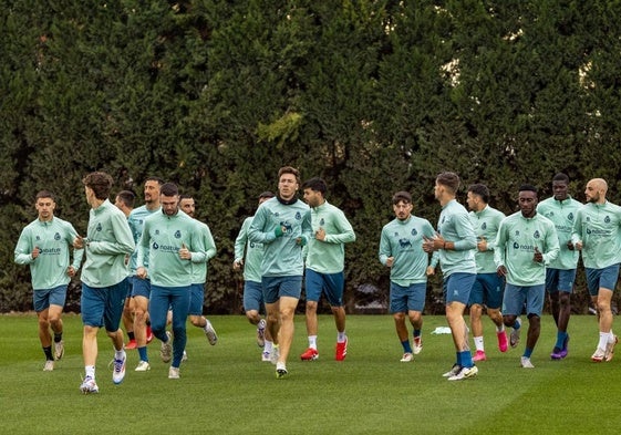 La plantilla del Racing, ayer durante la sesión en La Albericia.