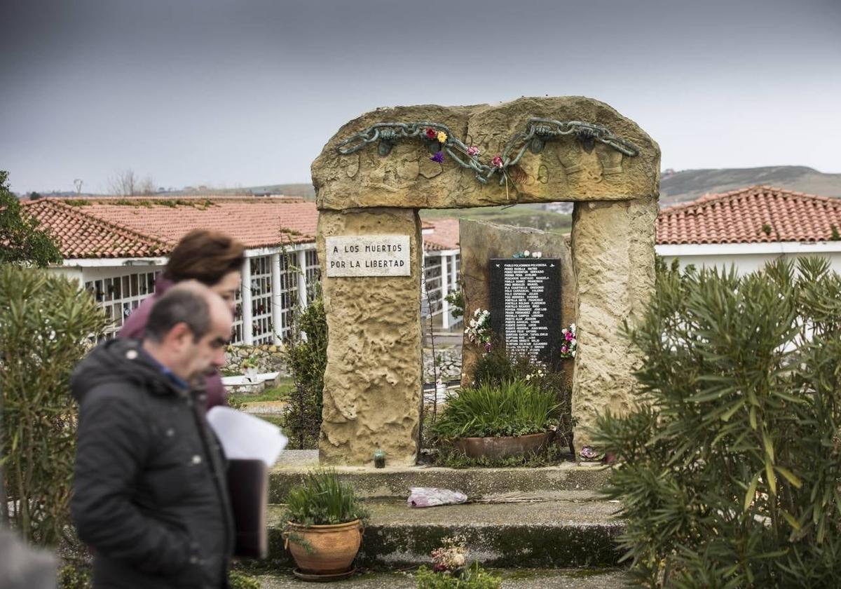 Tumbas de republicanos en el cementerio de Ciriego.