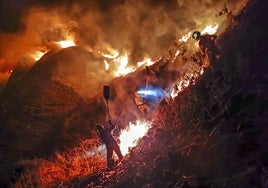 Vídeo: incendios forestales, anoche, en Peña Bárcena y Pico Jeniro, en Villacarriedo.