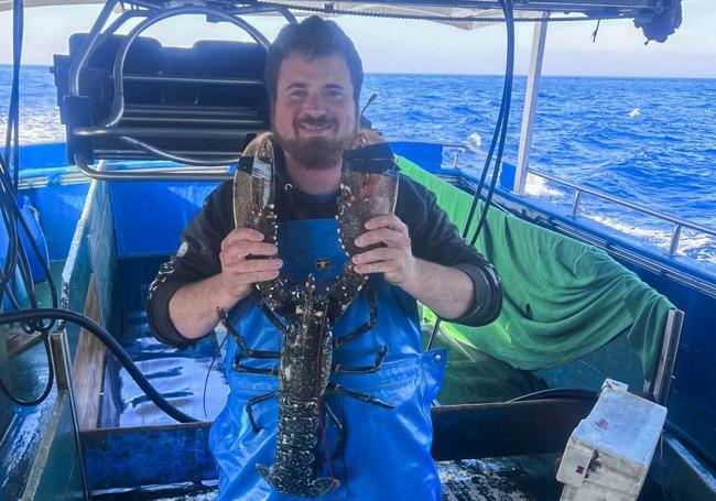 Adrián Fernández, a bordo, con un hermoso bogavante.