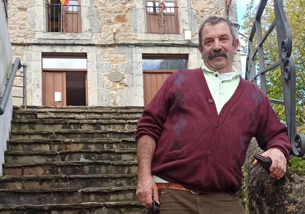 Antonio Fernández, a las puertas del Ayuntamiento de San Roque de Riomiera .