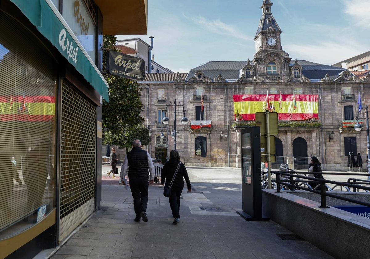 Vecinos caminan frente al Palacio municipal y el Bulevar Demetrio Herrero, esta semana, en Torrelavega.