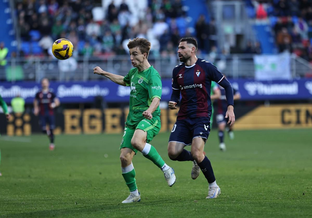 Javi Castro, presionado por Antonio Puertas.