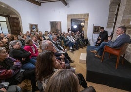 Vilas departió con Marcos Díez, director de la Torre de Don Borja y respondió a las preguntas de los asistentes en una sesión amena.