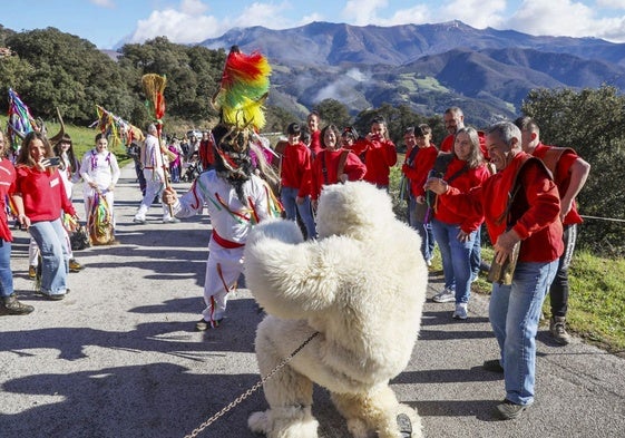 Los zamarrones, con sus escobas, persiguen al oso y a los campaneros.