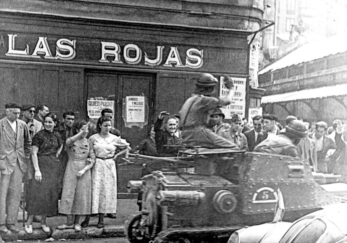 Tropas italianas por las calles de Santander sobre una tanqueta Fiat Ansaldo. 26 de agosto de 1937.