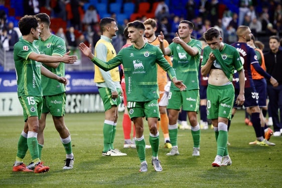 Marco Sangalli y Mario García se saludan tras el empate del sábado ante el Eibar.