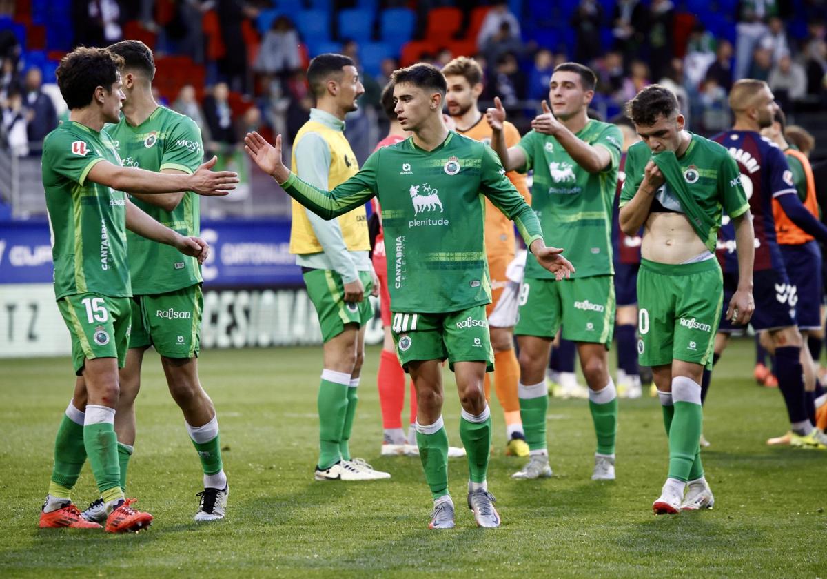 Marco Sangalli y Mario García se saludan tras el empate del sábado ante el Eibar.