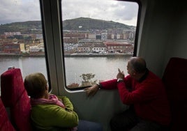 Dos viajeros, a su llegada a Bilbao en el tren que sale desde Santander y que en la actualidad tarda más de tres horas.