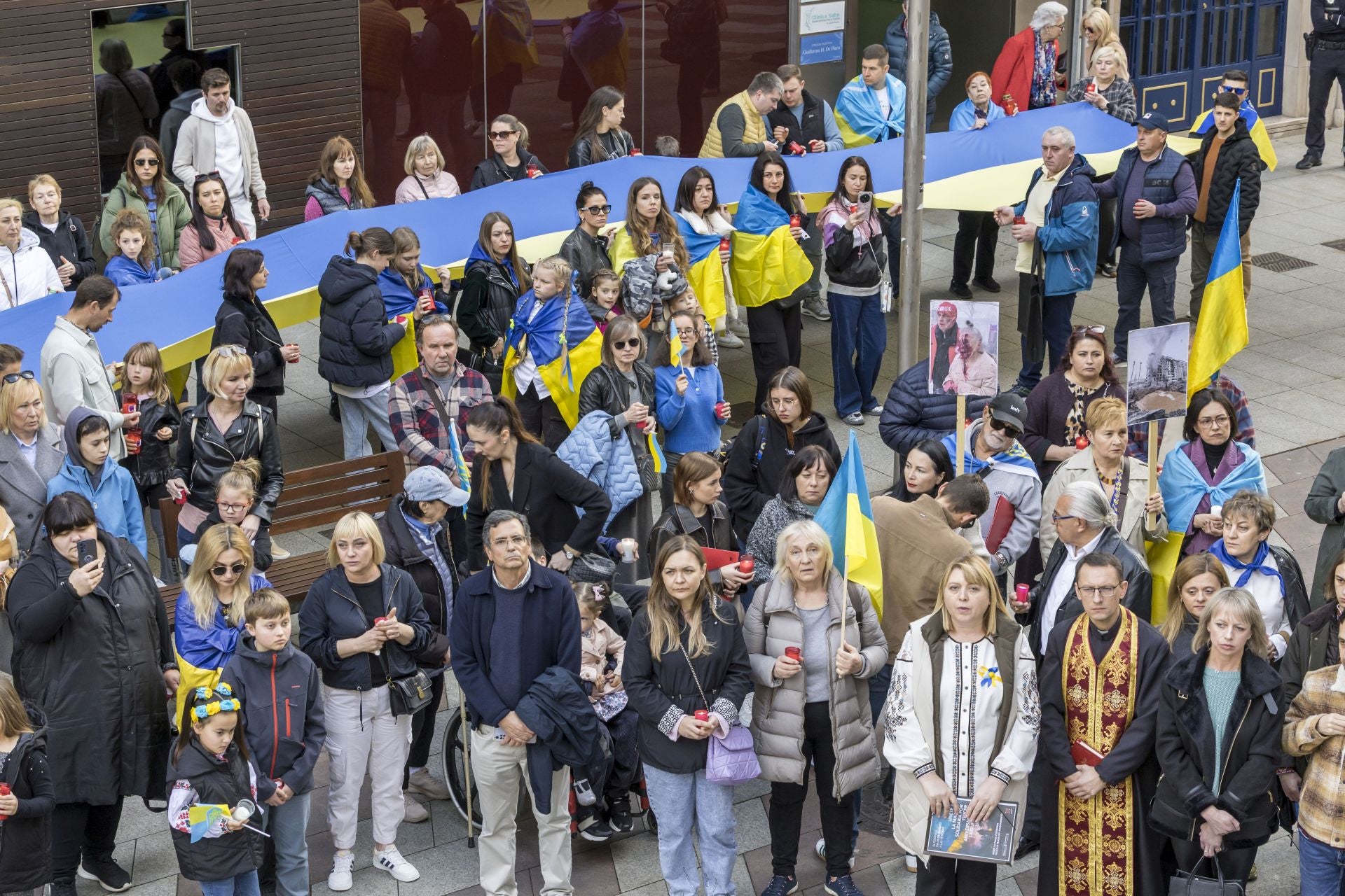 Ucranianos por las calles del centro de Santander, durante la manifestación celebrada este domingo.