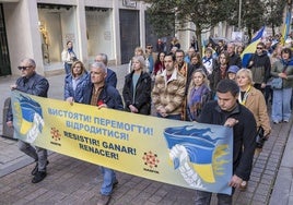 Más de 300 ucranianos se manifestaron ayer en Santander para recordar y criticar los tres años de guerra contra Rusia.