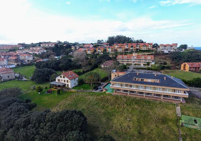 Los dos hoteles Miramar, cerrados desde el año 2019 y, al lado, aún se pueden ver las casitas de Don Juan.