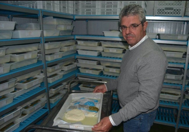 Roberto Hoyo, con el fresco de Las Garmillas.