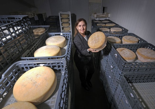 Carolina Entrecanales con el queso Cudaña Supra.