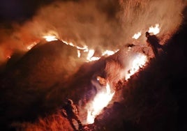 Bomberos del 112 durante las labores de extinción de un incendio provocado este fin de semana en Cantabria.