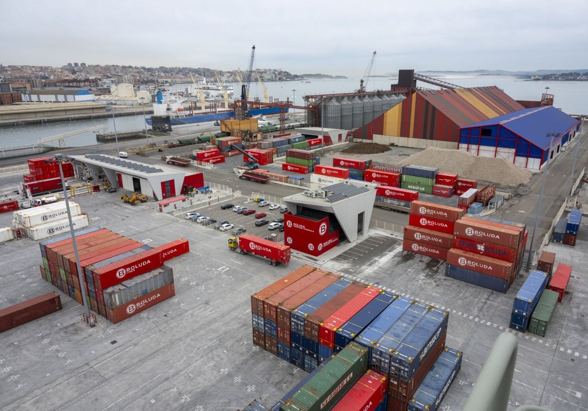 Contenedores de mercancía en el Puerto Santander.