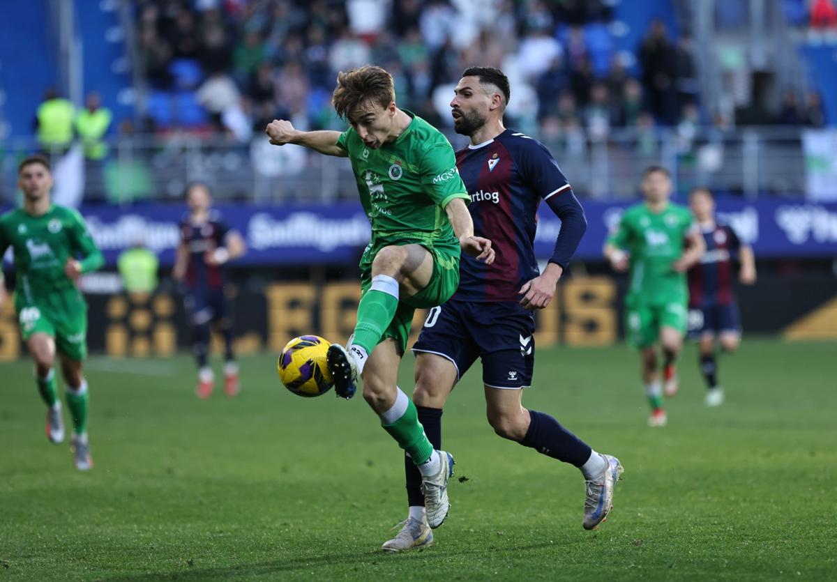 Javi Castro trata de controlar el balón en Ipurua, durante el partido del pasado sábado.