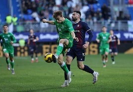 Javi Castro trata de controlar el balón en Ipurua, durante el partido del pasado sábado.