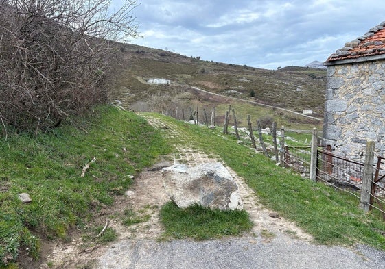 La piedra colocada en el camino para que los coches no pasen.