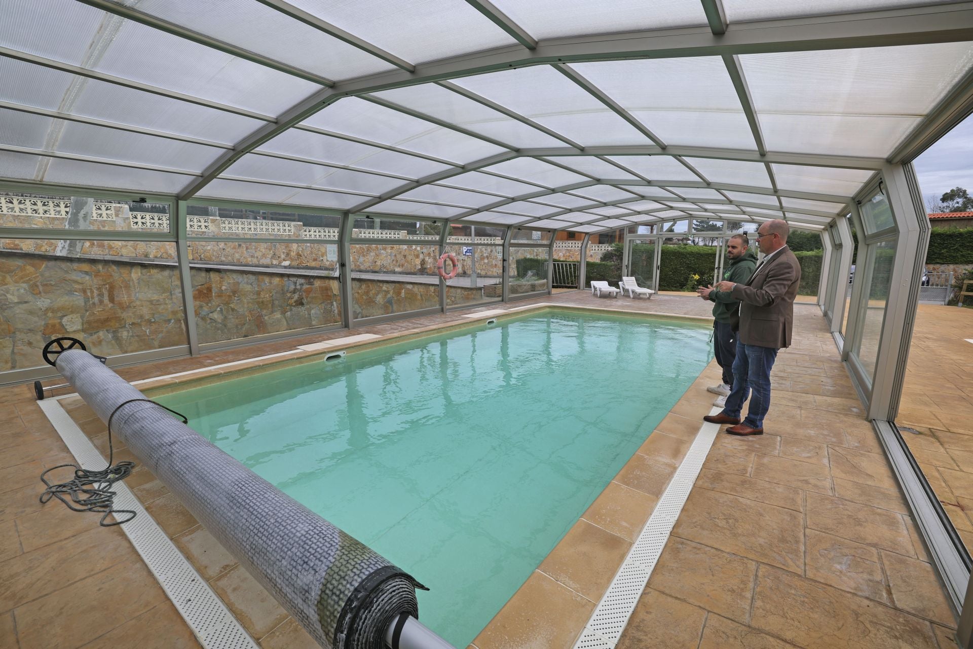 La piscina cubierta y climatizada.