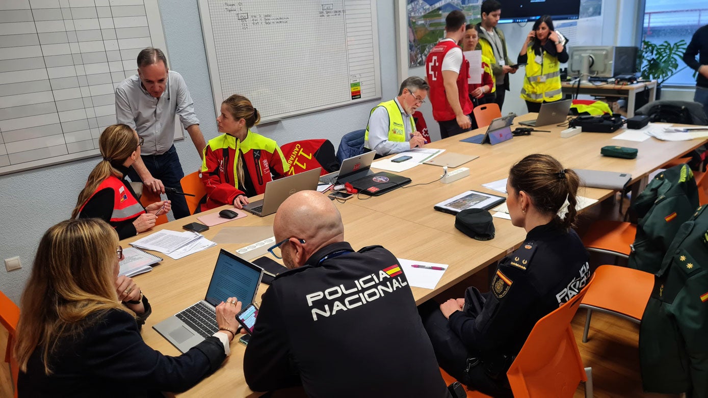 Durante el simulacro, se ha establecido unl Puesto de Mando Principal (PMP), en el que se han reunido representantes de todas las entidades implicadas en la resolución del suceso, como un Puesto de Mando Avanzado (PMA) en el propio aeropuerto.