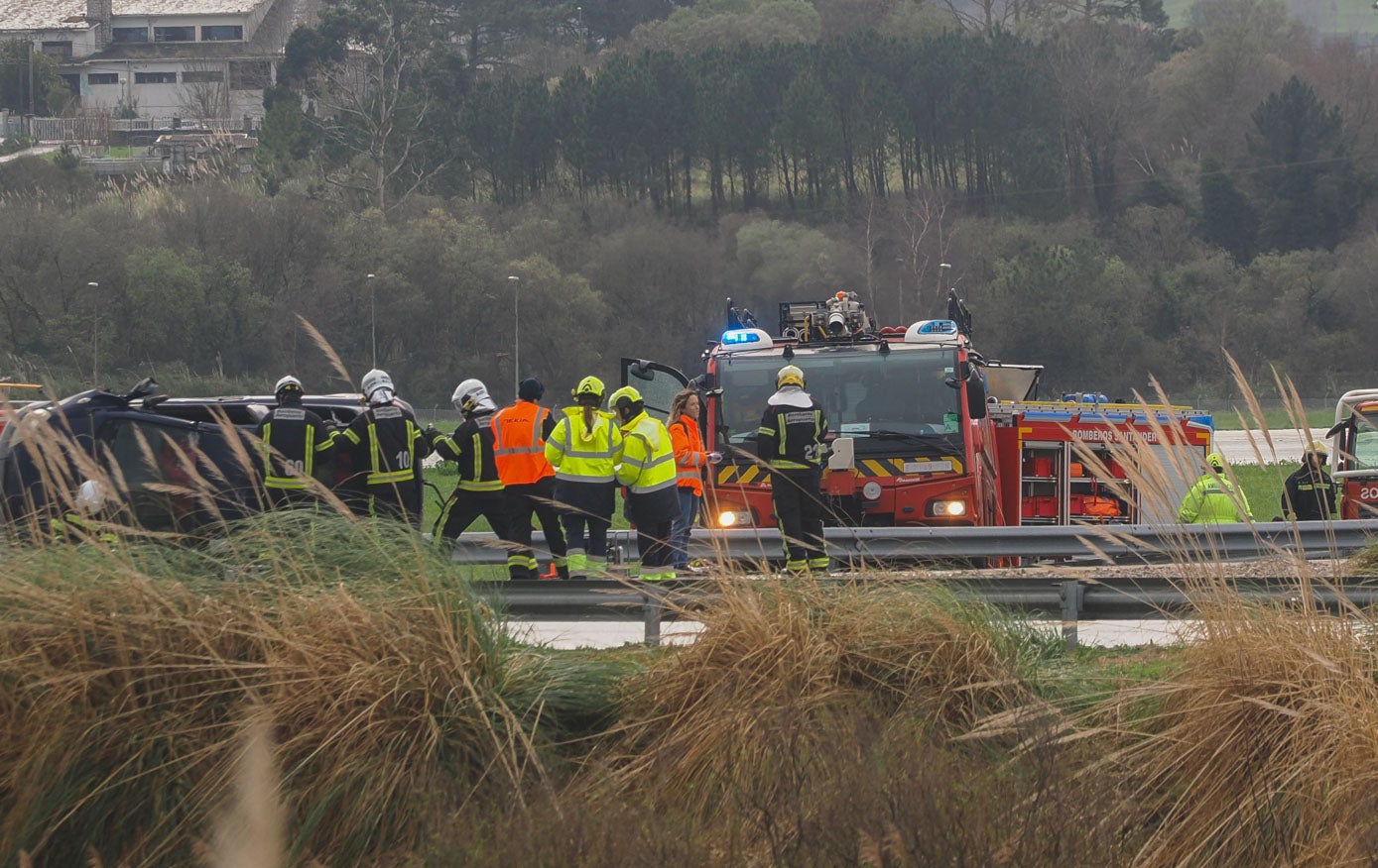 Durante el simulacro, una nave ha impactado en la pista del Seve y se ha activado el Plan de Emergencia. Simultáneamente, se ha dado aviso de la colisión al 112, desde donde se han movilizado a los medios externos necesarios para la atención de la emergencia.