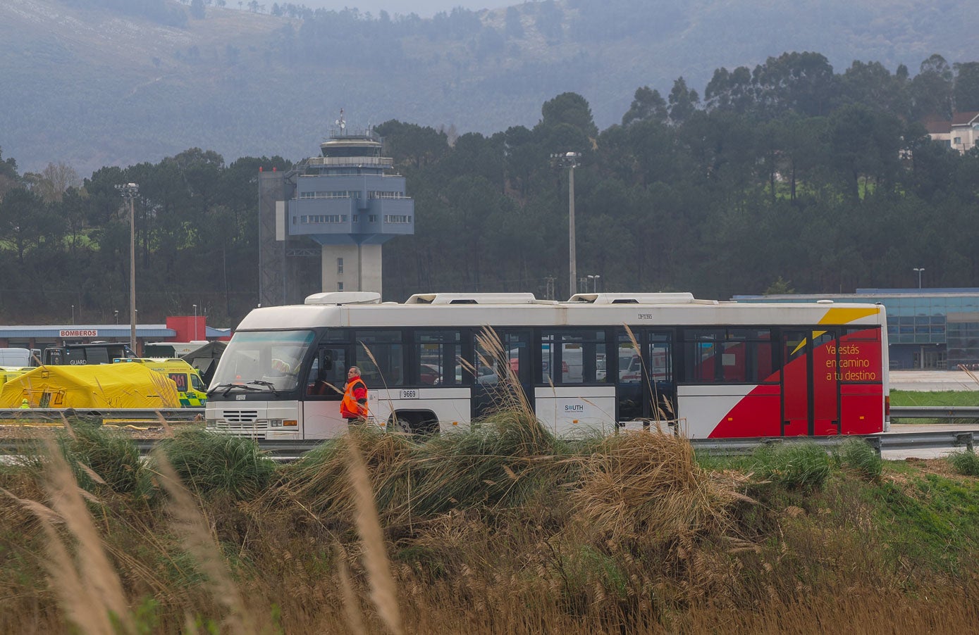 Al comenzar el ejercicio, la Torre de Control ha recibido un aviso de la llegada de un avión con fallo en el tren de aterrizaje, lo que lleva a activar al Servicio de Salvamento y Extinción de Incendios (SSEI) del aeropuerto y a dar preaviso al Centro de Atención a Emergencias 112 del Gobierno de Cantabria.