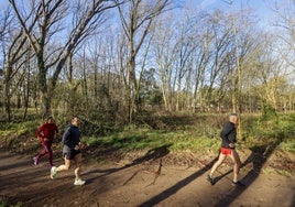 Vecinos practican deporte en el parque de Las Tablas (El Patatal), ayer, en Torrelavega.