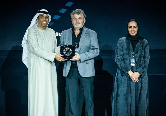 Antonio Aragón recogió el premio el pasado lunes de manos de Tariq Saeed Allay, director General de la Oficina de Medios de Comunicación del Gobierno de Sharjah.