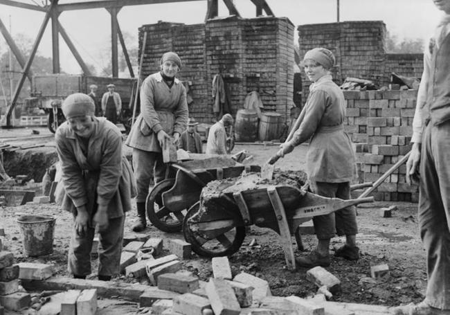 Albañilas trabajando en una obra en Lancashire en la Primera Guerra Mundial.