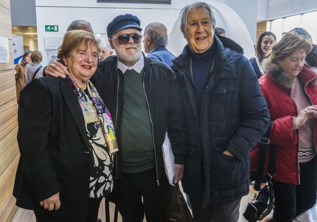 Tomás Calvo, el primer trasplantado de Valdecilla, flanqueado por Rosa Alonso, antigua supervisora de Enfermería del servicio de Nefrología, y Julio González Cotorruelo, que fue el coordinador autonómico de trasplantes de Cantabria hasta su jubilación en 2012.