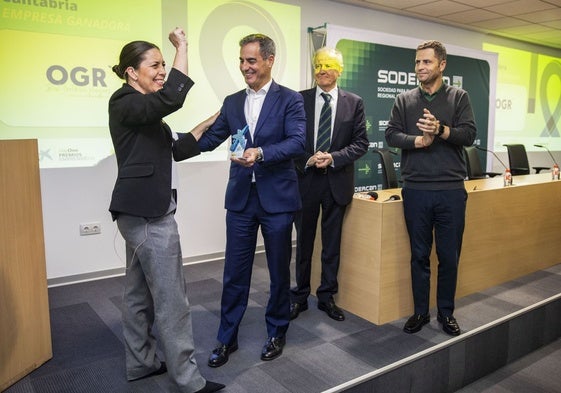 África Álvarez recoge el premio que le entrega el director comercial de CaixaBank Emilio Cuadrado junto al consejero de Industria, Eduardo Arasti, y el consejero delegado de Enisa, Borja Cabezón.