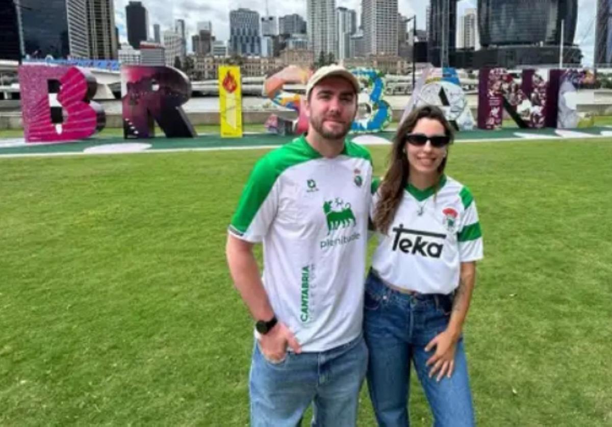 Sergio y Lucía, con sus camisetas del Racing en Brisbane, la ciudad en la que residen.