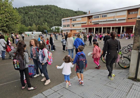 Un grupo de escolares, en el CEIP Ramón Laza de Cabezón de la Sal.