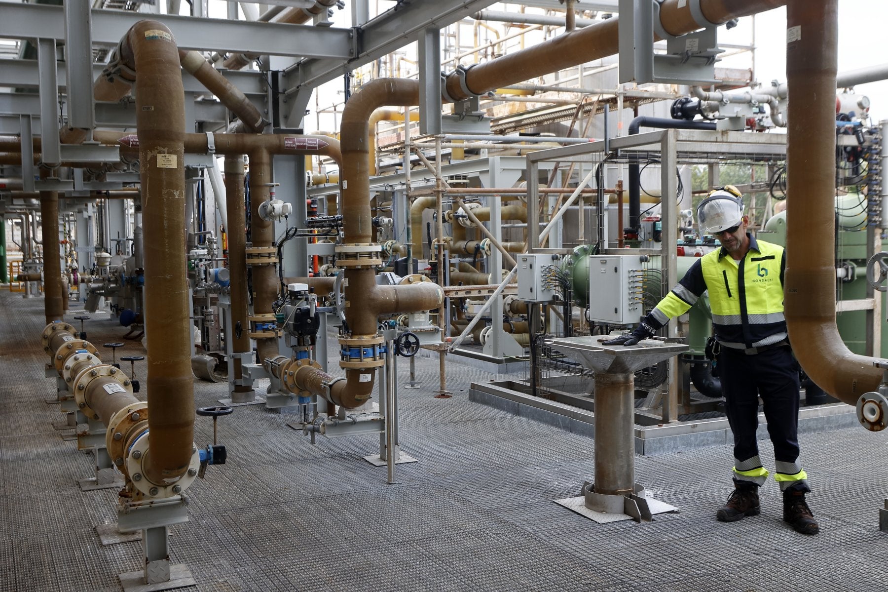 Un operario en la fábrica de cloro que Bondalti, del Grupo Mello, tiene en Torrelavega, dentro del complejo industrial de Solvay.