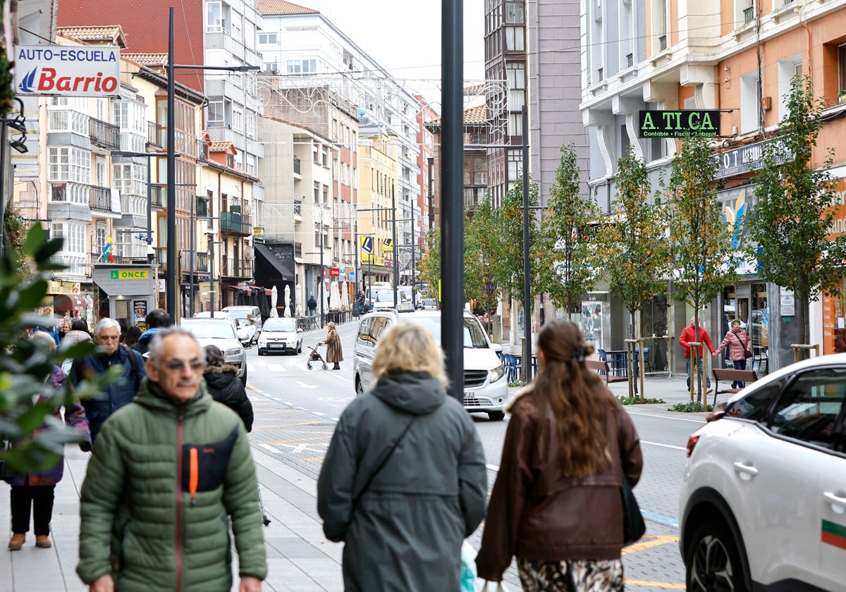 Vecinos caminan por la calle Julián Ceballos de Torrelavega.