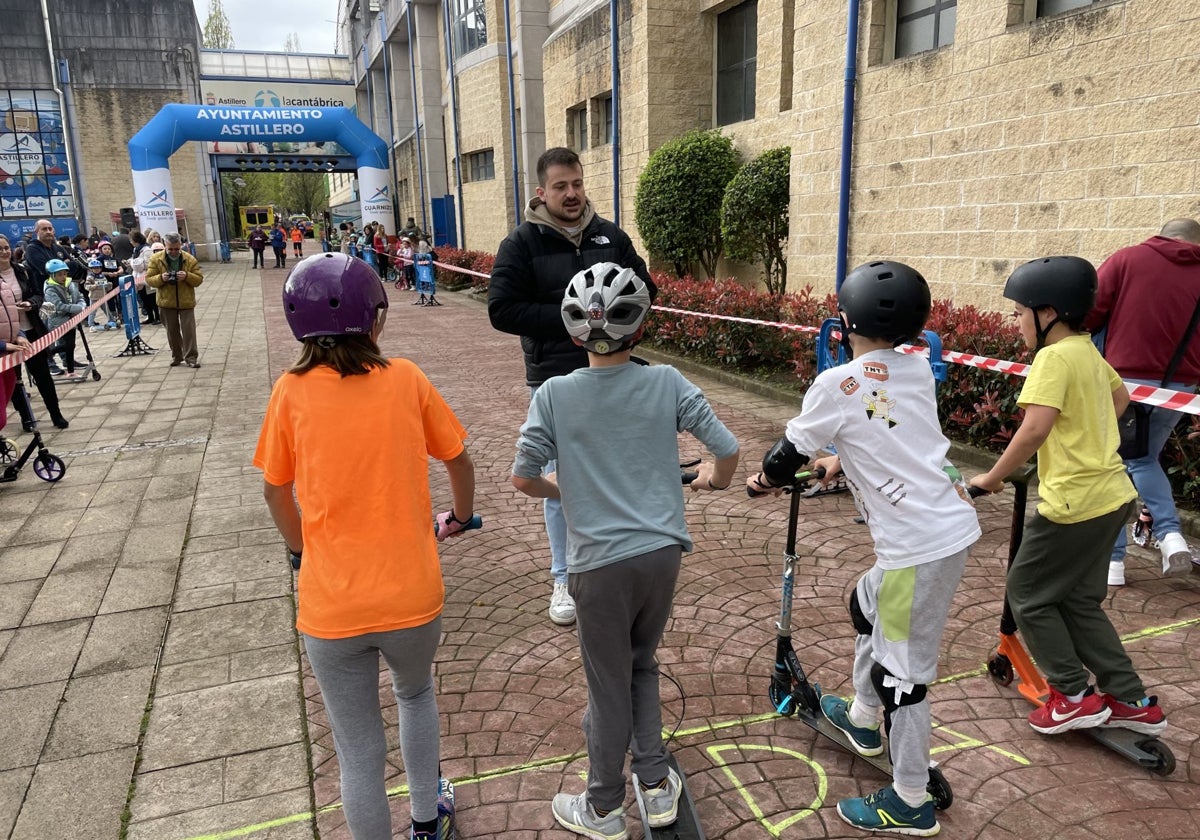 Participantes en la carrera de patinetes en anteriores ediciones.