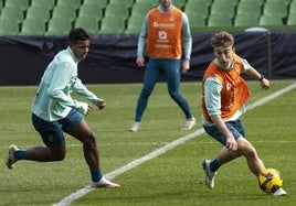 Javi Castro lleva el balón ante la presión de Jéremy.