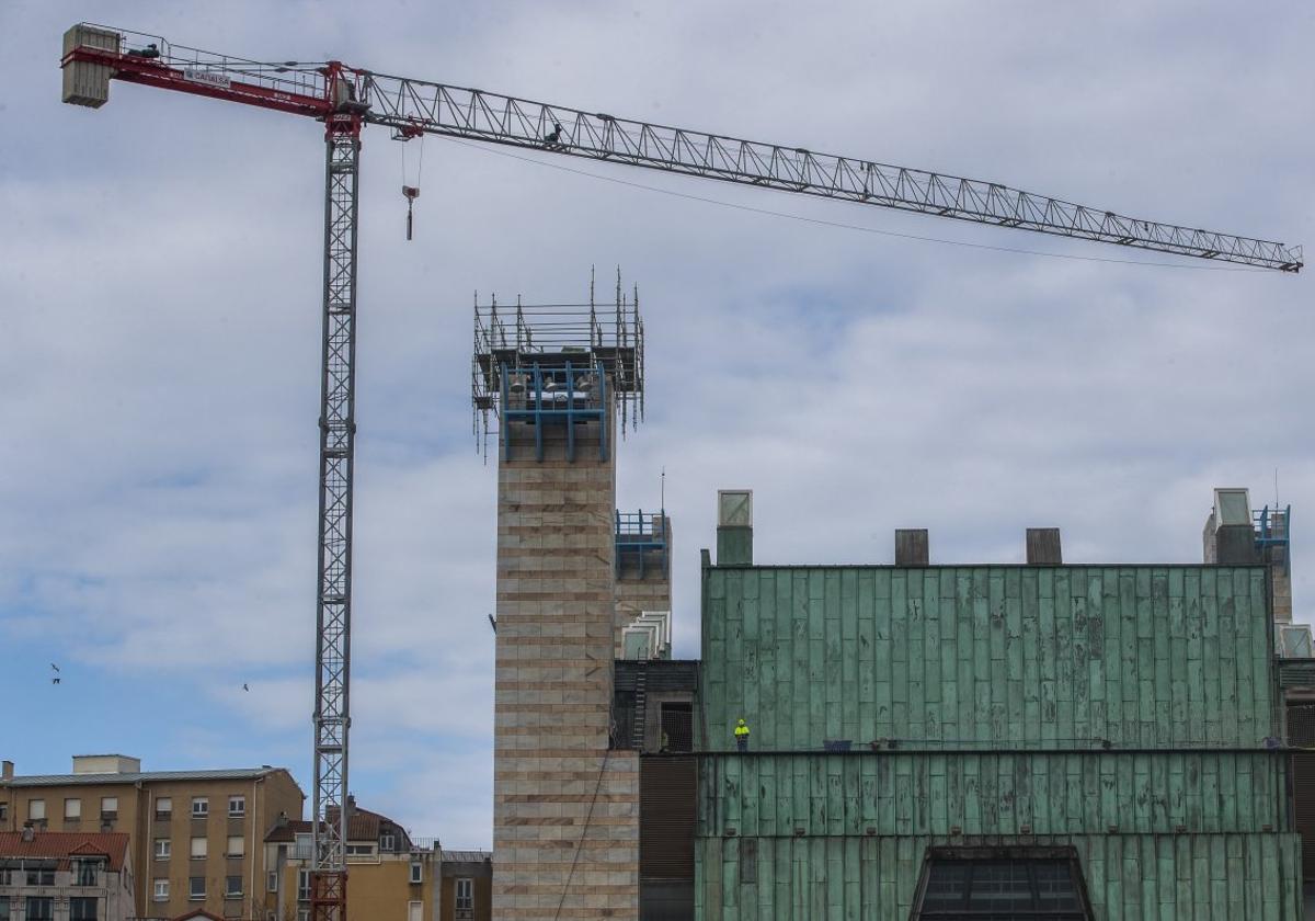 Detalle de los trabajos que se acometen estos días en la futura terraza de la fachada y en la torre oeste.