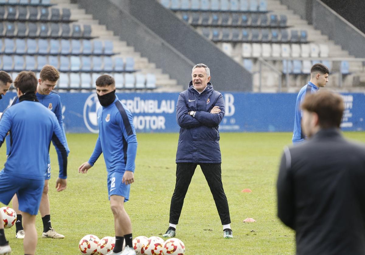 Manu Calleja dirige un entrenamiento en El Malecón.