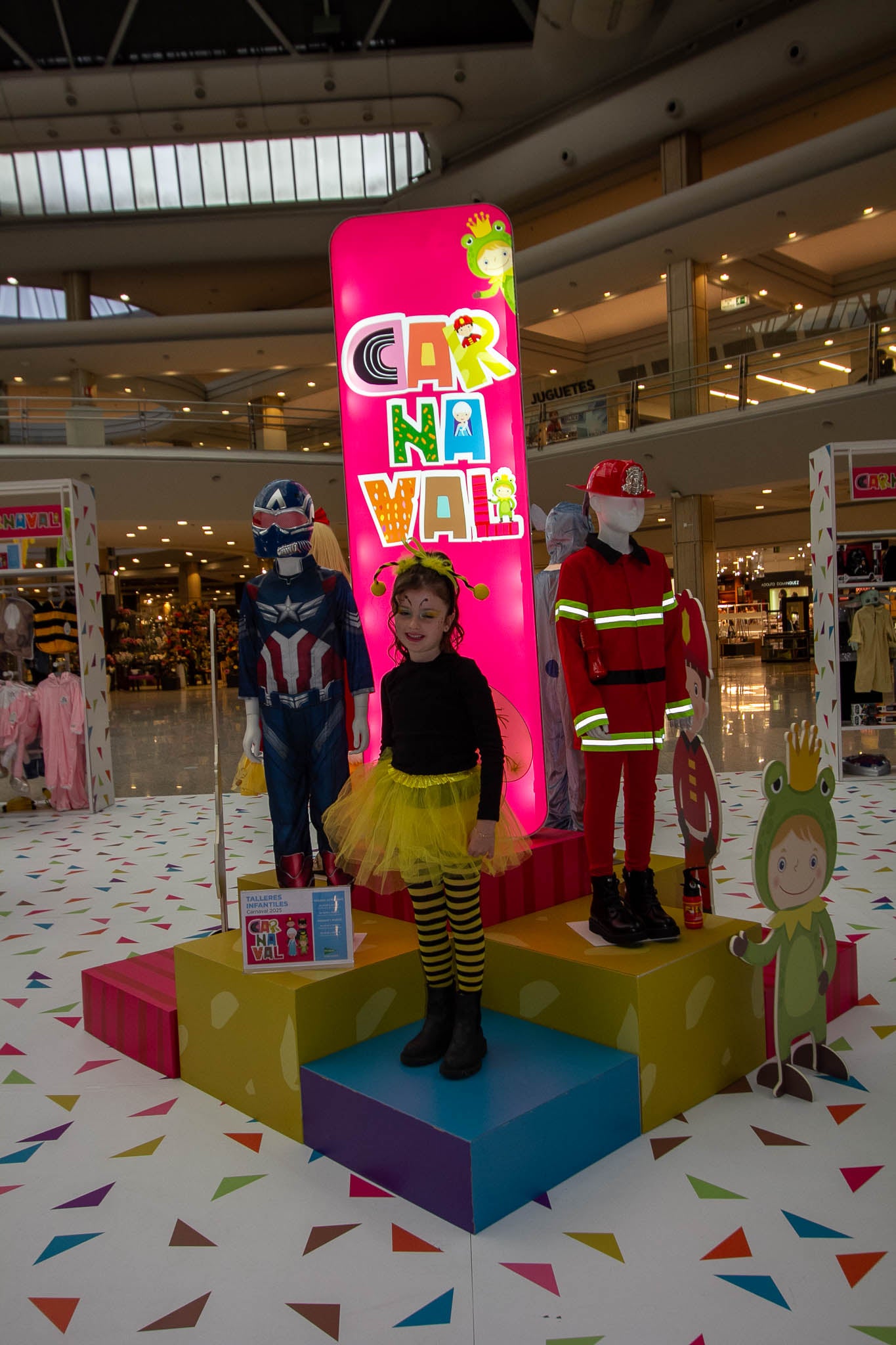 Paula Carbonell Delgado, de 5 años, compite en la categoría 'Hasta 8 años' disfrazada de abeja.