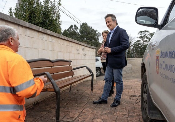 El alcalde junto a uno de los bancos recién instalados.