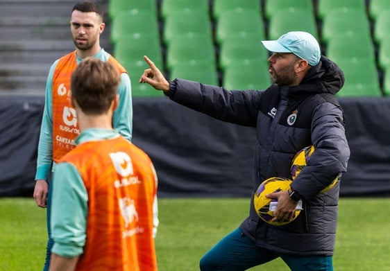 José Alberto imparte instrucciones ante Manu Hernando y Javi Castro.