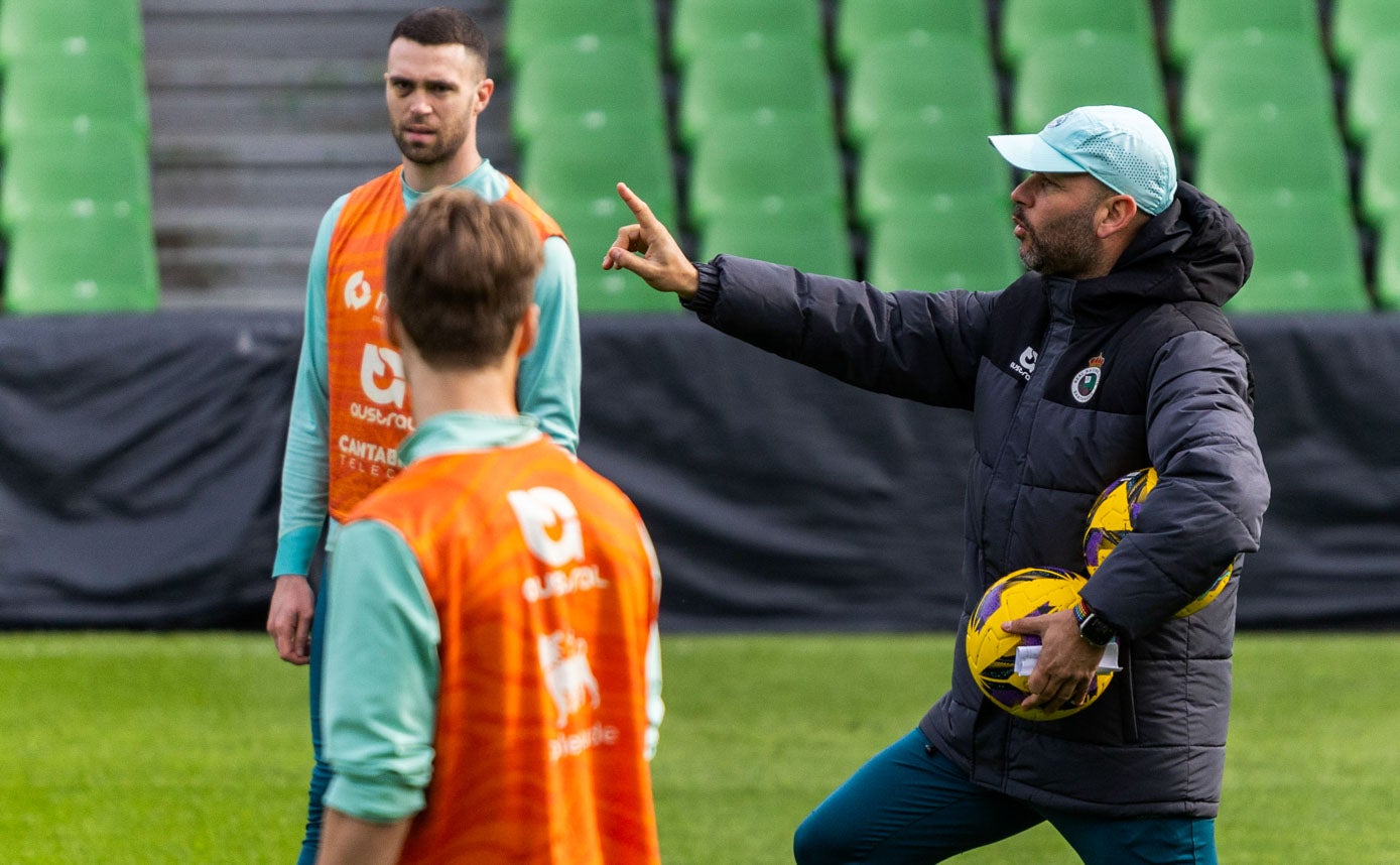 José Alberto imparte instrucciones ante Manu Hernando y Javi Castro.