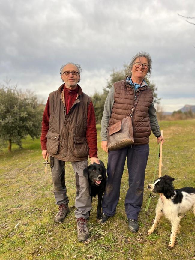 Miguel Ángel Díez y Luz María Paz con sus perras, Savant y Chula.