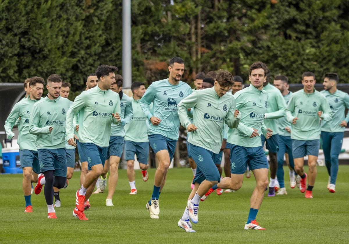 Los jugadores del Racing, ayer durante la última sesión de trabajo en las Instalaciones Nando Yosu.